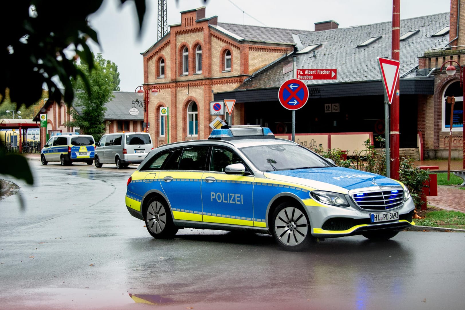 Polizeiauto vor dem Bahnhof Elze: Nach der Gewalttat in Göttingen war der mutmaßliche Täter eineinhalb Tage auf der Flucht durch Niedersachsen. (Archivfoto)