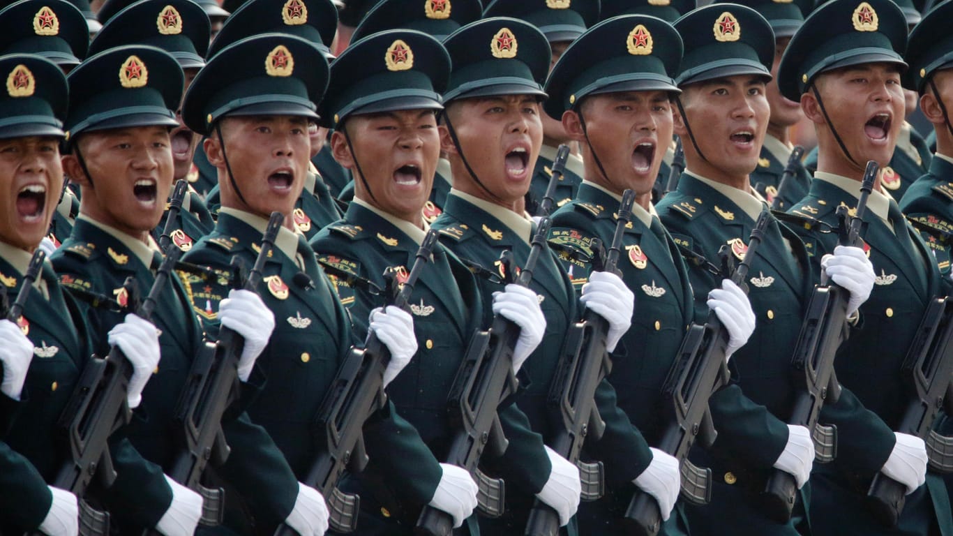 Soldaten der Volksbefreiungsarmee bei der Parade in Peking: China will bis Mitte des Jahrhunderts militärisch Weltspitze sein.