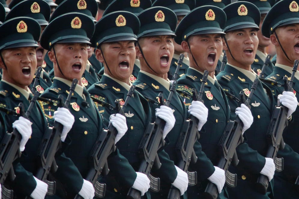 Soldaten der Volksbefreiungsarmee bei der Parade in Peking: China will bis Mitte des Jahrhunderts militärisch Weltspitze sein.