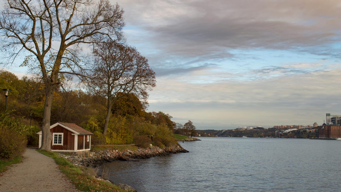 Djurgården: Bei schönem Wetter können Sie Zeit auf der Insel Djurgården in Stockholm verbringen und das älteste Freilichtmuseum der Welt besichtigen.