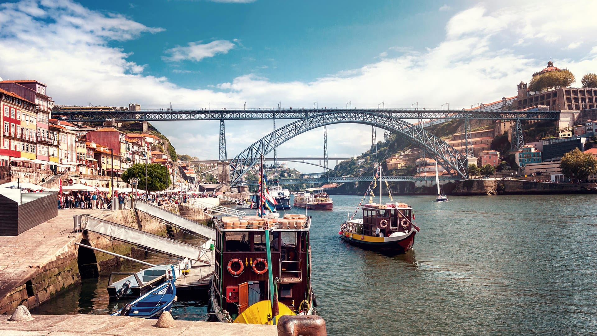 Ponte Dom Luís I: In Gaia lassen sich die schönsten Abende verbringen, während die Sonne hinter der alten, malerischen Doppeldecker-Brücke untergeht.