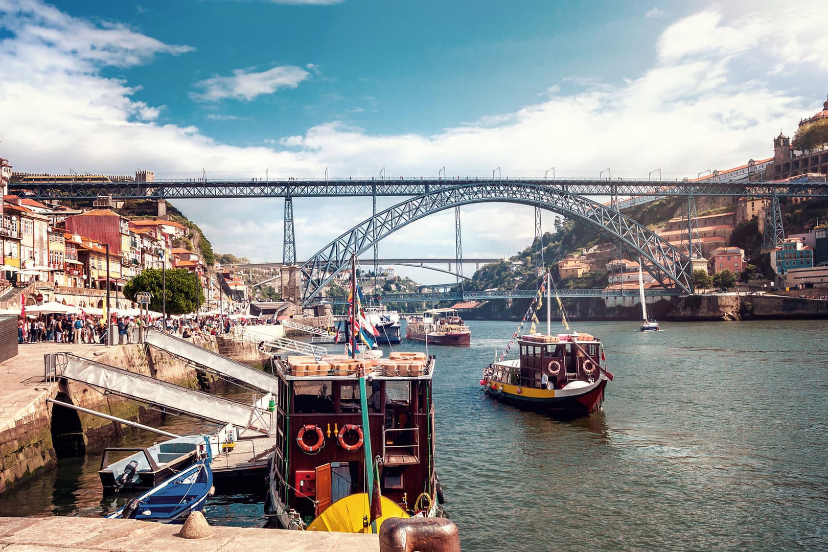 Ponte Dom Luís I: In Gaia lassen sich die schönsten Abende verbringen, während die Sonne hinter der alten, malerischen Doppeldecker-Brücke untergeht.