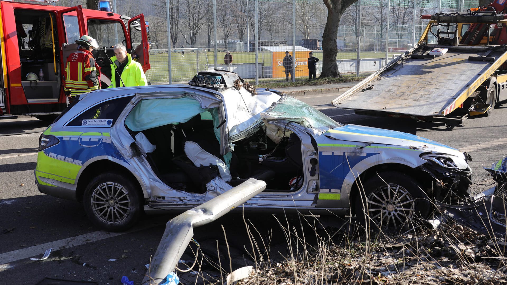 Der Verunglückte Streifenwagen im Februar: Der Polizist war viel zu schnell unterwegs.