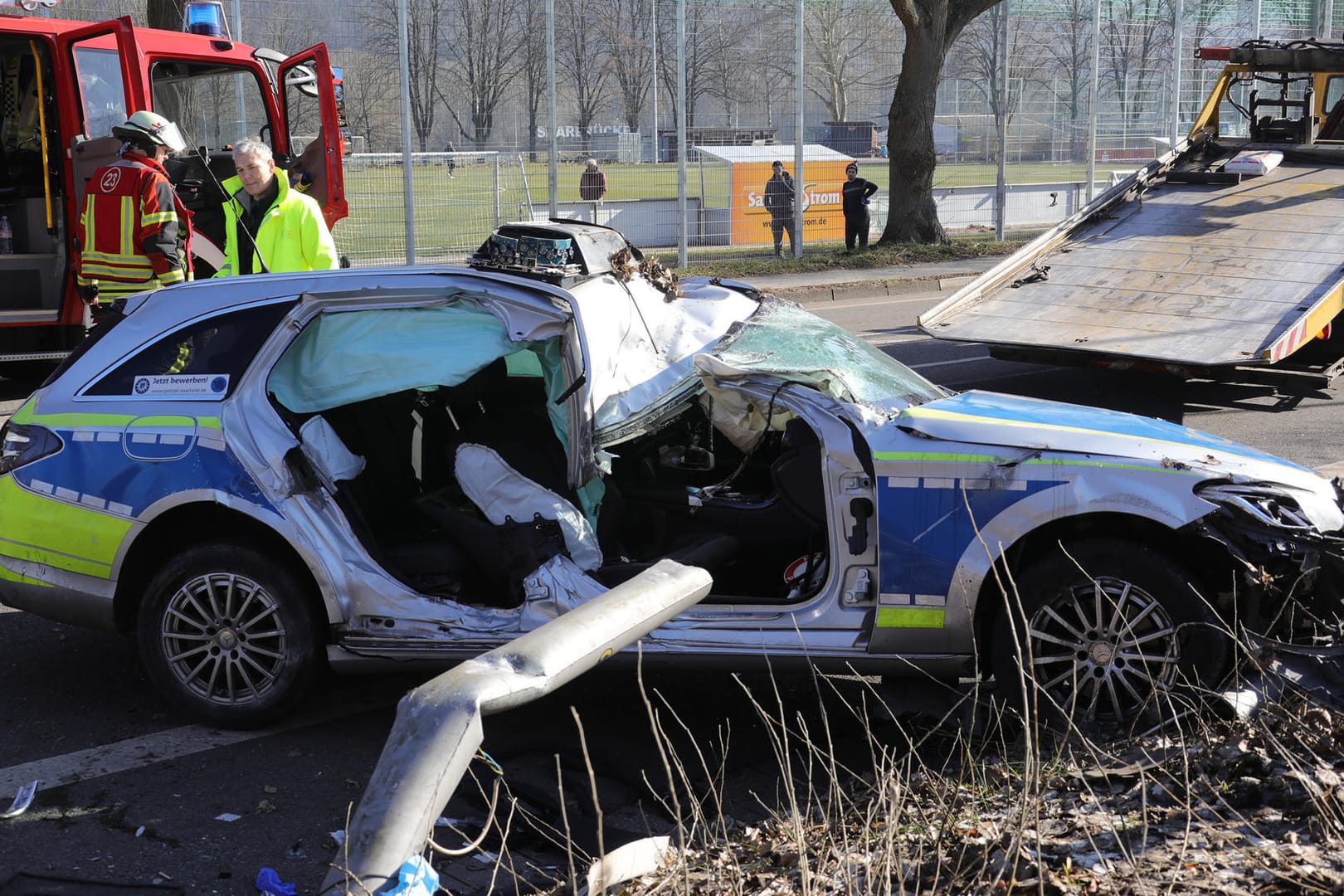 Der Verunglückte Streifenwagen im Februar: Der Polizist war viel zu schnell unterwegs.