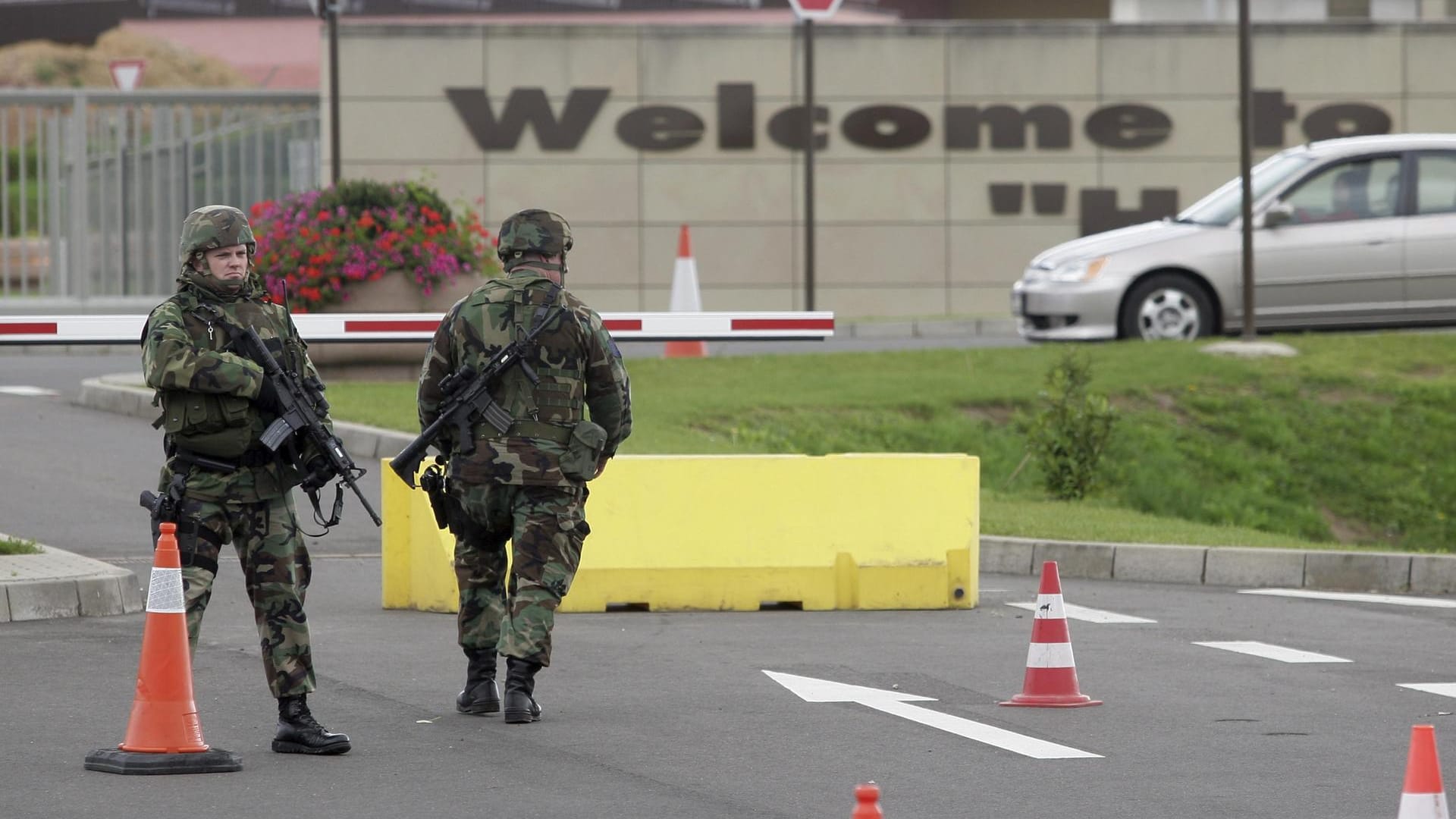 Soldaten stehen Wachen vor der US-Airbase Spangdahlem: 4.000 Soldaten sind in der Eifel stationiert. Soldaten stehen Wachen vor der US-Airbase Spangdahlem: 4.000 Soldaten sind in der Eifel stationiert.