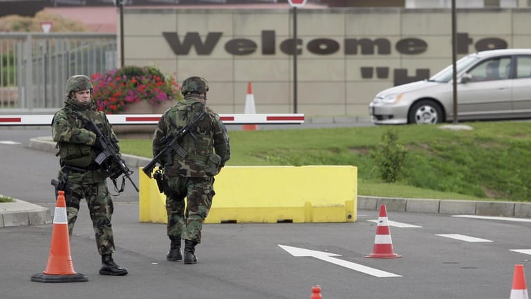 Soldaten stehen Wachen vor der US-Airbase Spangdahlem: 4.000 Soldaten sind in der Eifel stationiert.