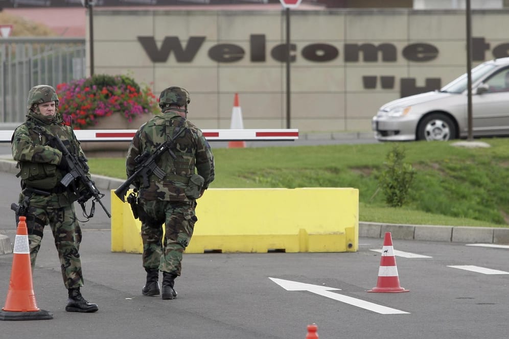 Soldaten stehen Wachen vor der US-Airbase Spangdahlem: 4.000 Soldaten sind in der Eifel stationiert.