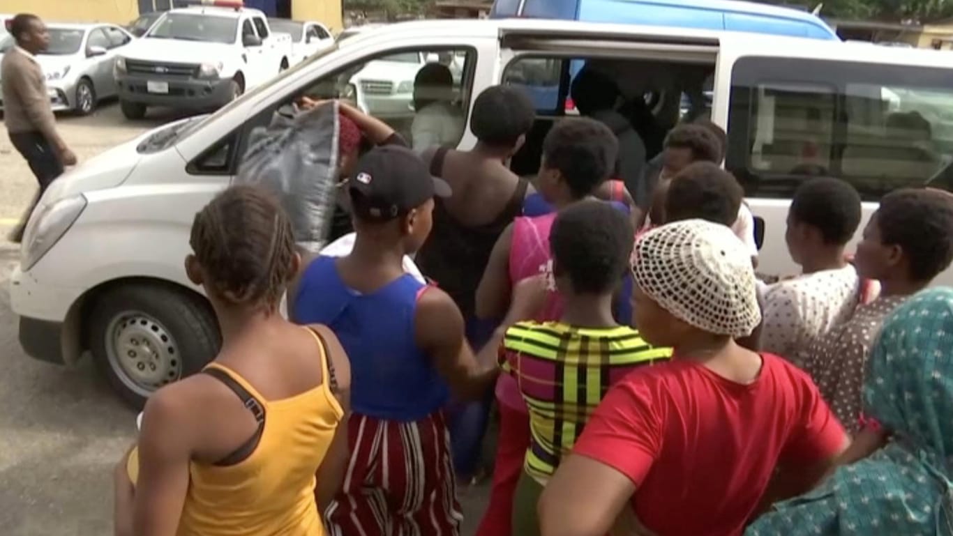 Babyhändler-Ring in Lagos gesprengt: 19 schwangere Frauen und vier Babys hat die Polizei aus den Händen von Menschenhändlern befreit.