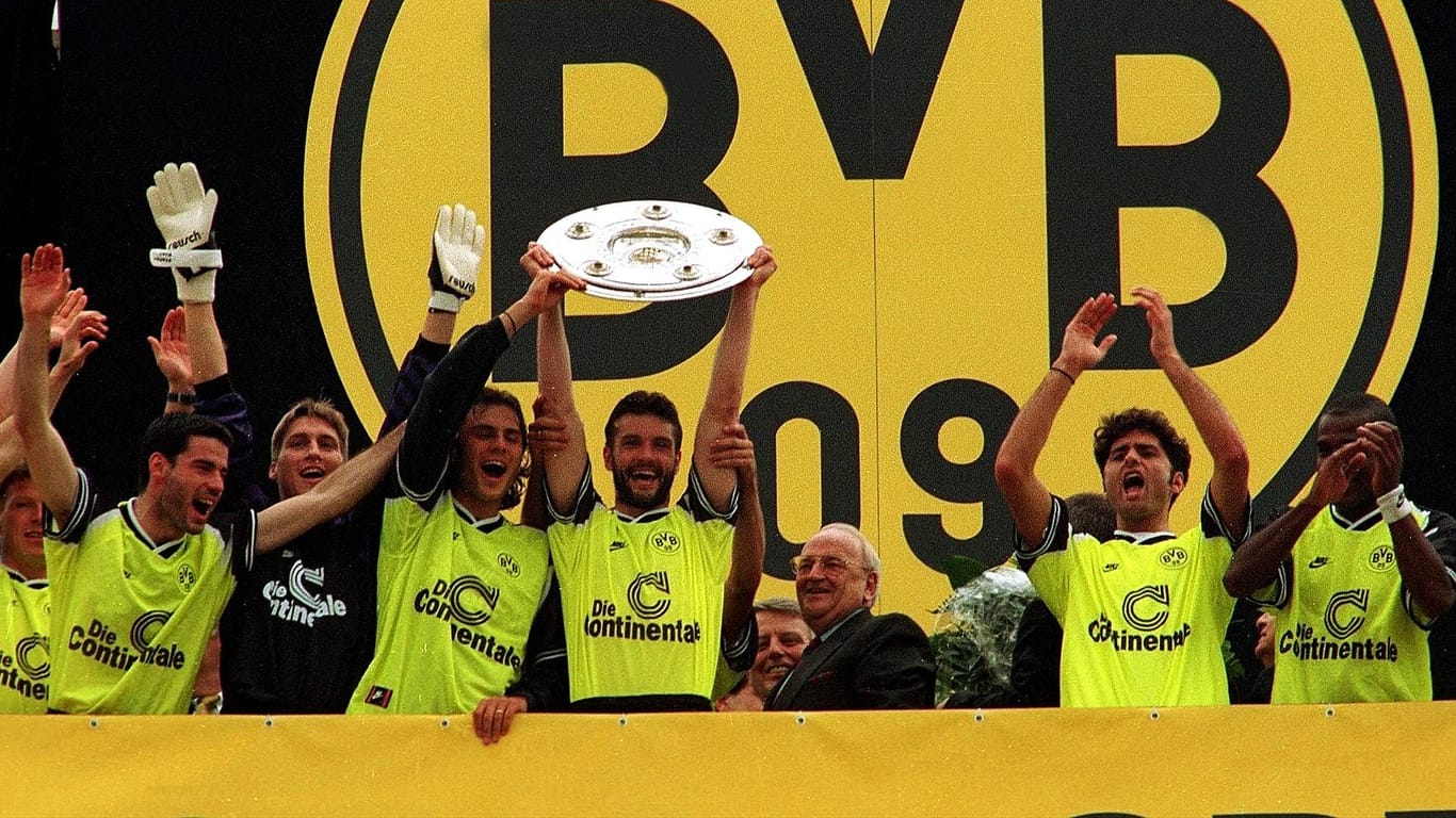 Titel: Berger (3. v. li.) feiert den Meistertitel mit dem BVB 1996.