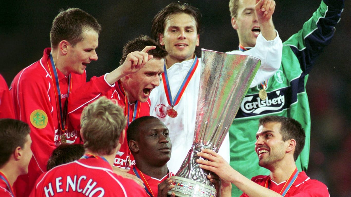 Größter Erfolg: Berger (in Weiß) feiert mit den Liverpool-Stars den Sieg im Uefa-Cup-Finale 2001.