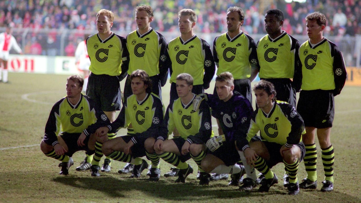 Große Mannschaft: Borussia Dortmund 1995/96 mit Patrik Berger (vorne, 2. v. li.).