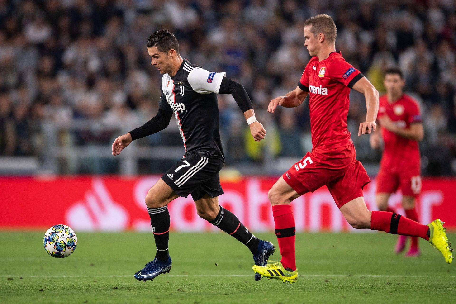 Juves Superstar: Christiano Ronaldo (l.) traf gegen Leverkusen kurz vor Schluss.