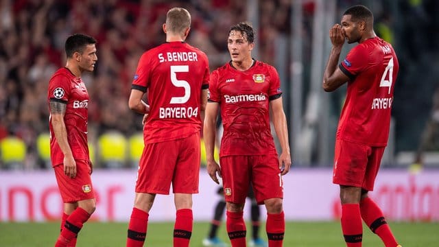 Die Leverkusener Charles Aranguiz (l-r), Sven Bender, Julian Baumgartlinger und Jonathan Tah zeigen sich unzufrieden.