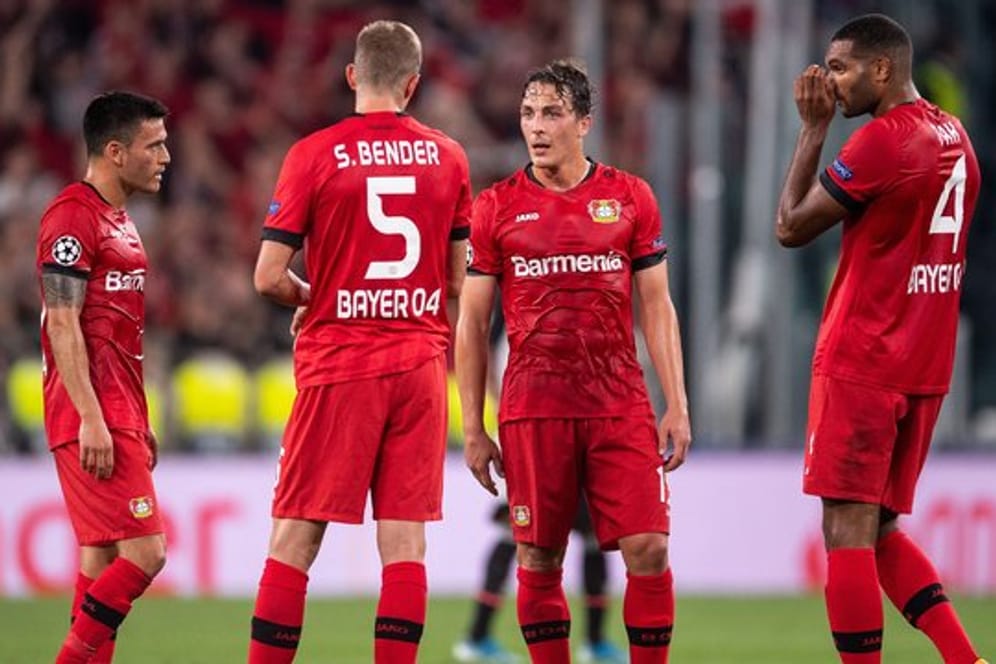 Die Leverkusener Charles Aranguiz (l-r), Sven Bender, Julian Baumgartlinger und Jonathan Tah zeigen sich unzufrieden.