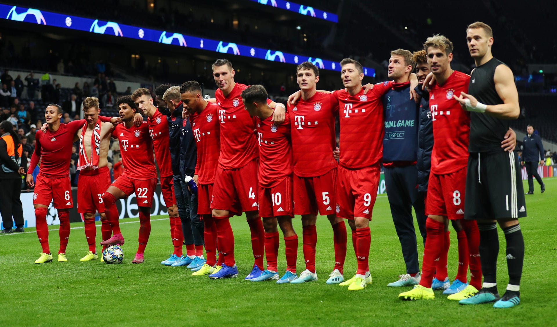 Mit einem furiosen 7:2 bei Tottenham Hotspur hat der FC Bayern München die Tabellenführung in Champions-League-Gruppe B ausgebaut. Dabei überragte ein Außenstürmer. Die t-online.de-Noten zum Durchklicken.