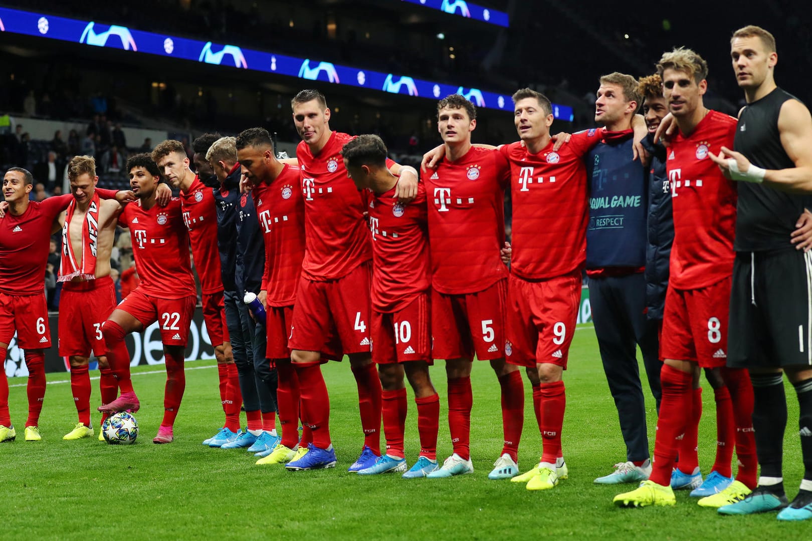 Mit einem furiosen 7:2 bei Tottenham Hotspur hat der FC Bayern München die Tabellenführung in Champions-League-Gruppe B ausgebaut. Dabei überragte ein Außenstürmer. Die t-online.de-Noten zum Durchklicken.