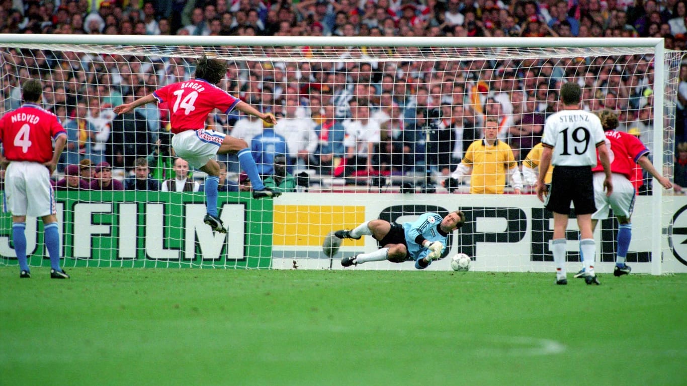 EM-Finale 1996: Berger trifft per Elfmeter zur 1:0-Führung gegen Deutschland, DFB-Keeper Köpke ist machtlos.