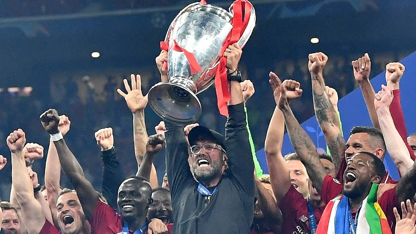 Auf dem Gipfel: Jürgen Klopp mit der Champions-League-Trophäe nach dem Sieg im Finale gegen Tottenham, umringt von seinen Spielern.