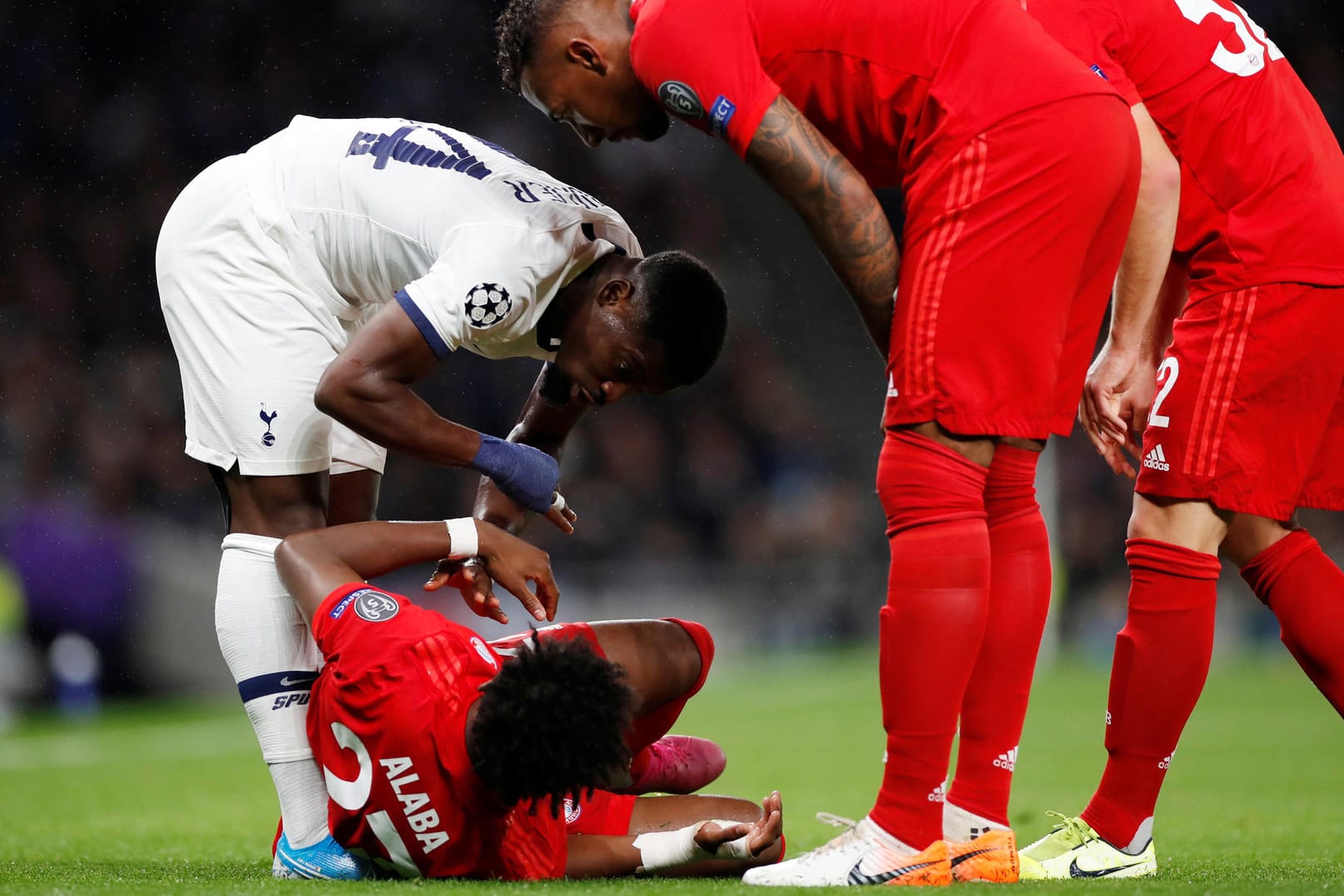 David Alaba muss verletzt ausgewechselt werden: Der österreichische Nationalspieler hatte in London sein Comeback gefeiert.