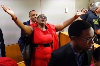 Die Mutter des Opfers freut sich über die Verurteilung der angeklagten Polizistin. Die Polizisten drang in die Wohnung ihres schwarzen Nachbarn ein und erschoss den unbewaffneten 26-Jährigen.
