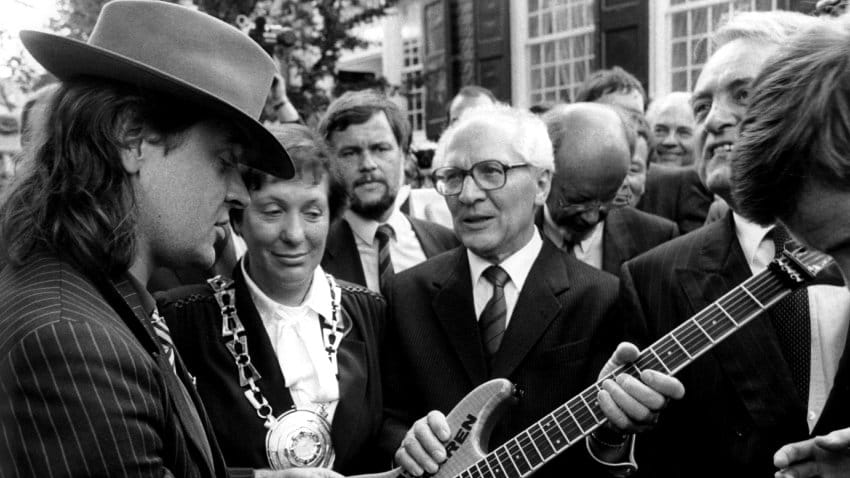 Udo geruht Erich bei dessen Besuch 1987 in Wuppertal eine Klampfe zu überreichen.