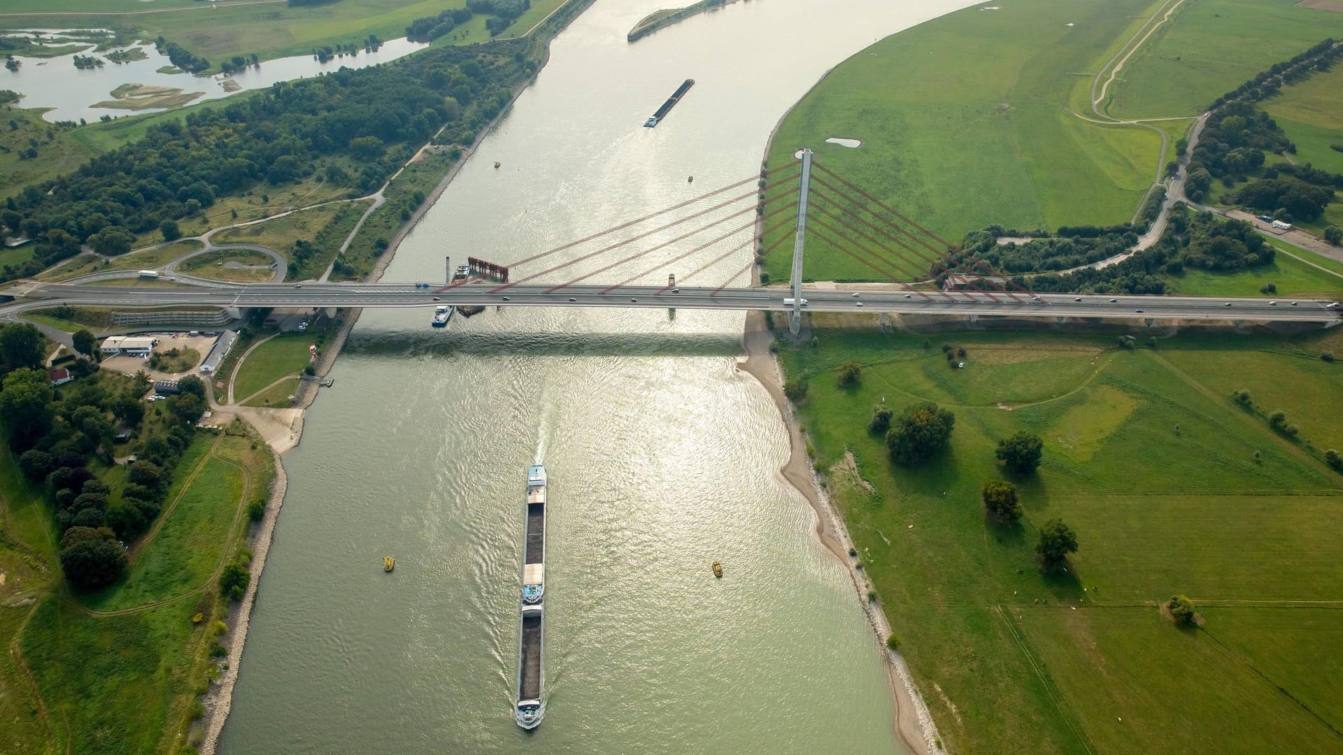 Rheinbrücke bei Wesel: Bei einer Kollision von zwei Schiffen sind sieben Menschen leicht verletzt worden.