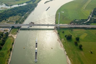 Rheinbrücke bei Wesel: Bei einer Kollision von zwei Schiffen sind sieben Menschen leicht verletzt worden.
