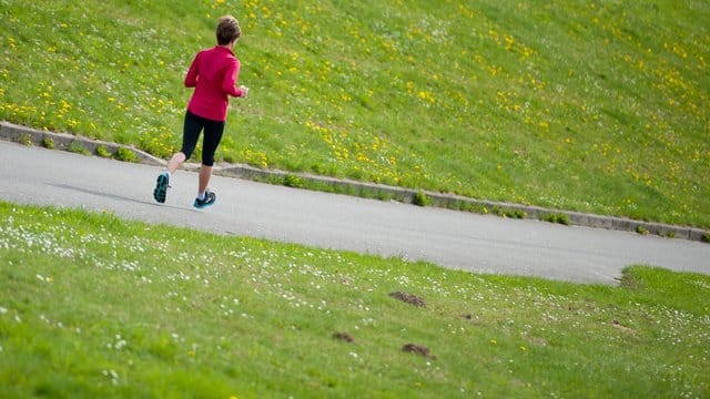 Joggen oder Walken: Etwa drei bis vier Minuten locker laufen oder gehen, dann zwischendrin für etwa ein bis zwei Minuten etwas mehr Gas geben.