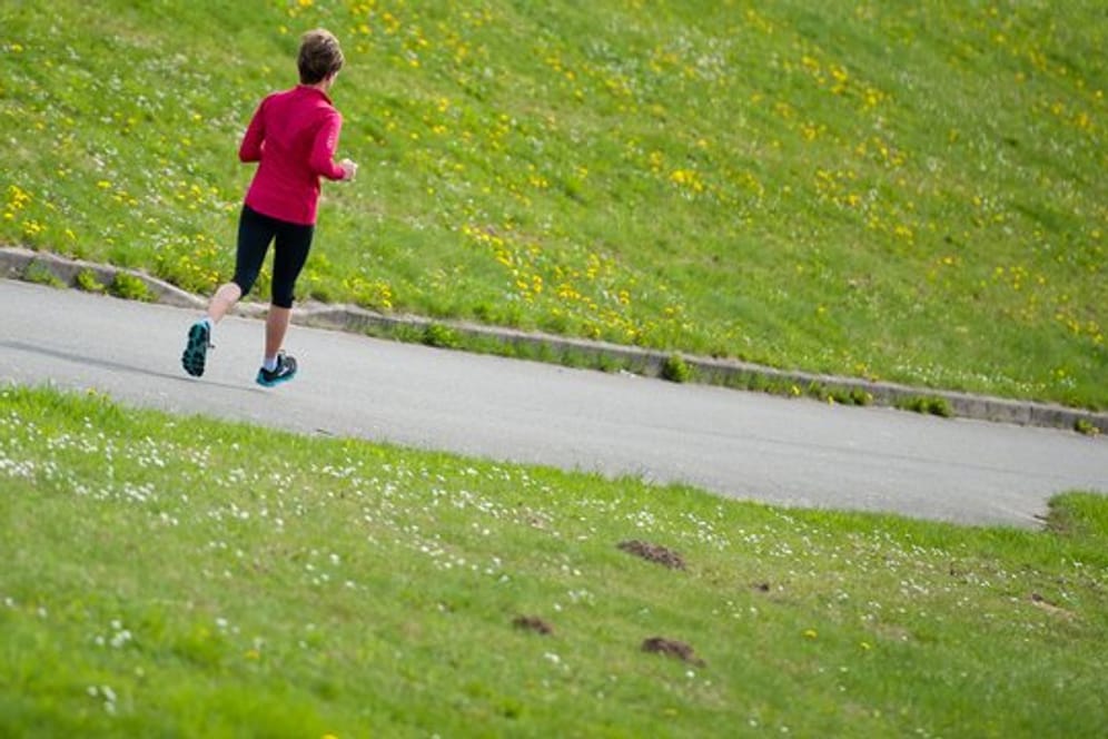 Joggen oder Walken: Etwa drei bis vier Minuten locker laufen oder gehen, dann zwischendrin für etwa ein bis zwei Minuten etwas mehr Gas geben.
