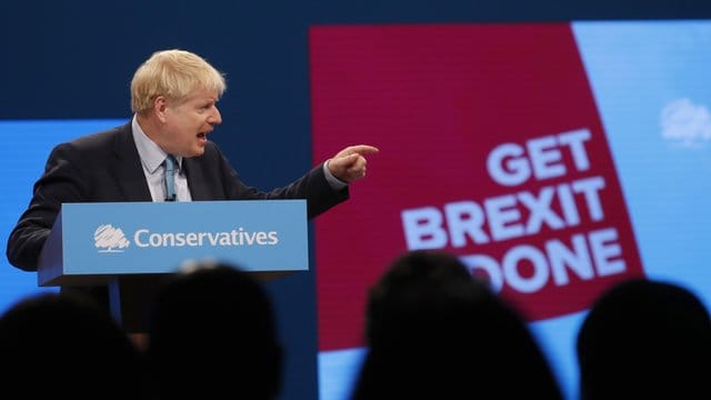 Großbritanniens Premierminister Boris Johnson spricht auf dem Parteitag der britischen Konservativen in Manchester.