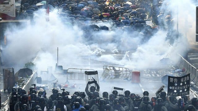 Tränengasnebel in Hongkong: Trotz eines Verbots sind am chinesischen Nationalfeiertag Zehntausende für Demokratie und Menschenrechte auf die Straße gegangen. Tränengasnebel in Hongkong: Trotz eines Verbots sind am chinesischen Nationalfeiertag Zehntausende für Demokratie und Menschenrechte auf die Straße gegangen.