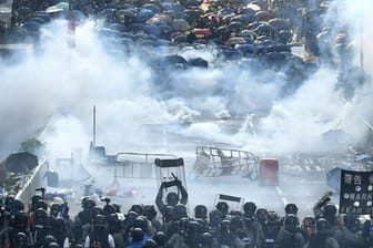 Tränengasnebel in Hongkong: Trotz eines Verbots sind am chinesischen Nationalfeiertag Zehntausende für Demokratie und Menschenrechte auf die Straße gegangen.