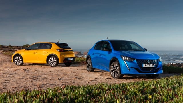 Peugeot frischt den 208 auf und bietet den Kleinwagen in der neuen Generation auch als E-Modell an. Peugeot frischt den 208 auf und bietet den Kleinwagen in der neuen Generation auch als E-Modell an.