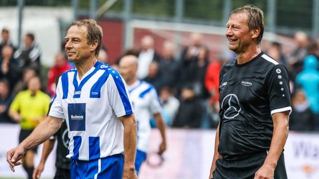 Kicker-Ikonen: Jürgen Klinsmann (l) und Guido Buchwald bei einem Benefizspiel. Kicker-Ikonen: Jürgen Klinsmann (l) und Guido Buchwald bei einem Benefizspiel.