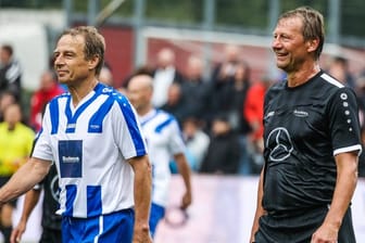 Kicker-Ikonen: Jürgen Klinsmann (l) und Guido Buchwald bei einem Benefizspiel.