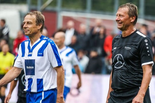 Kicker-Ikonen: Jürgen Klinsmann (l) und Guido Buchwald bei einem Benefizspiel.