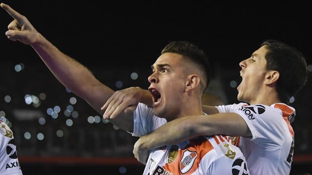 River Plates Rafael Borré (l) jubelt mit seinem Teamkollegen Ignacio Fernandez über seinen Treffer zum 1:0. River Plates Rafael Borré (l) jubelt mit seinem Teamkollegen Ignacio Fernandez über seinen Treffer zum 1:0.