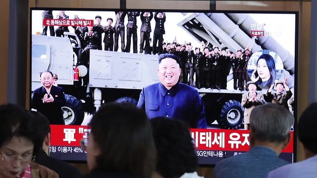Auf einem Bildschirm in einer Seouler Bahnstation wird in einer Nachrichtensendung über den nordkoreanischen Raketentest berichtet. Auf einem Bildschirm in einer Seouler Bahnstation wird in einer Nachrichtensendung über den nordkoreanischen Raketentest berichtet.