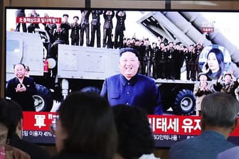 Auf einem Bildschirm in einer Seouler Bahnstation wird in einer Nachrichtensendung über den nordkoreanischen Raketentest berichtet.