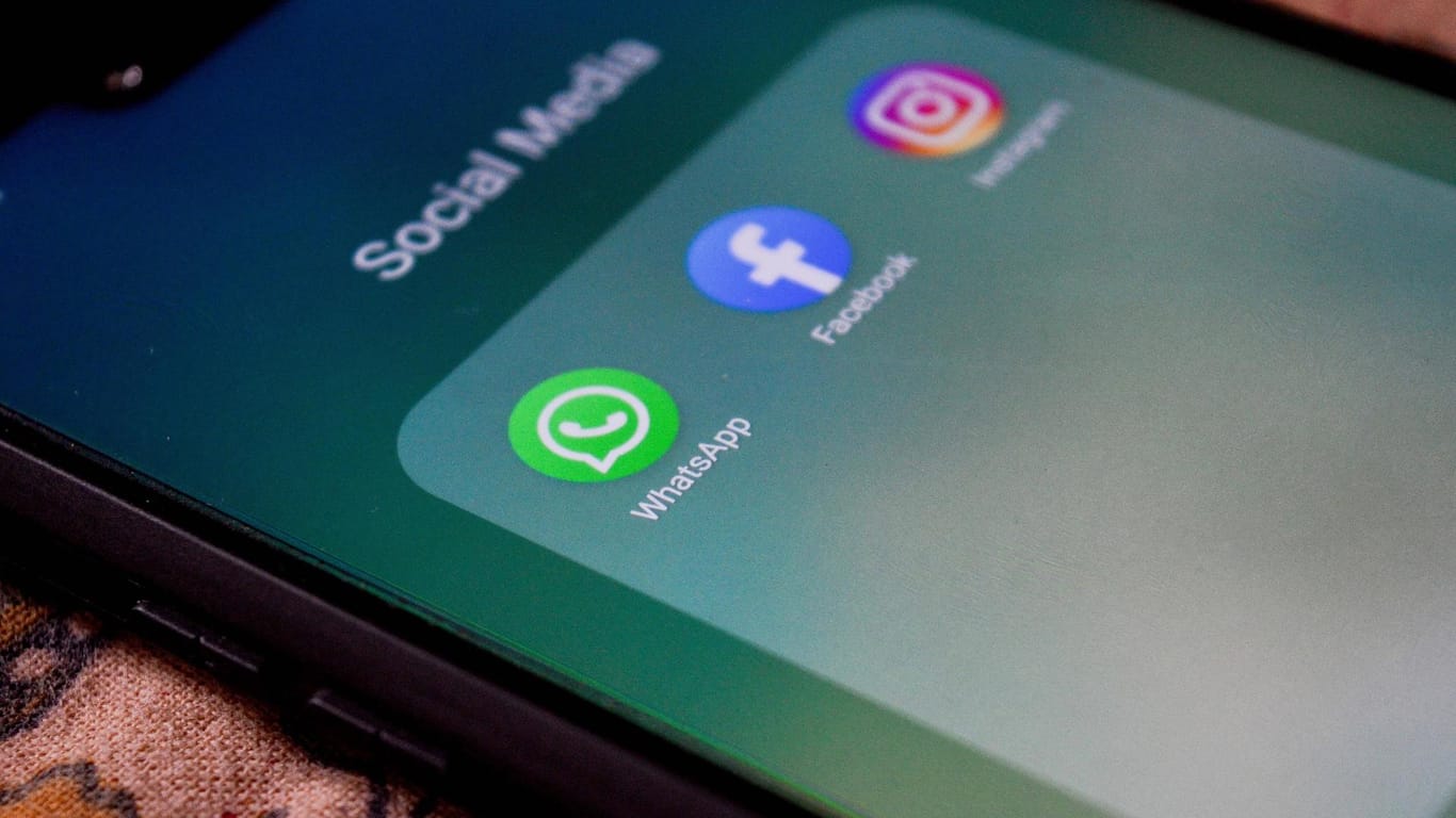 Die Facebook-Apps sind auf einem iPhone zu sehen: WhatsApp experimentiert Nachrichten, die sich selbst zerstören.
