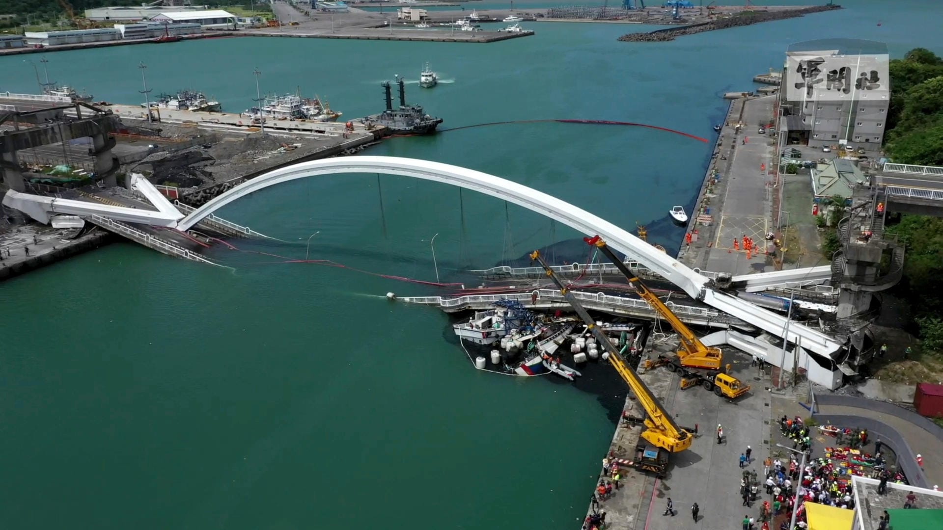 Die eingestürzte Brücke in Taiwan: Mehrere Menschen wurden bei dem Unglück verletzt, mindestens vier starben.