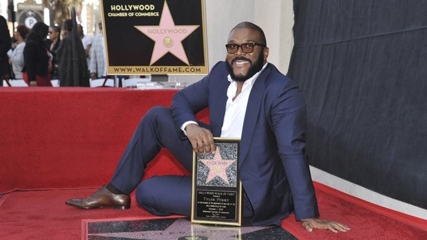Tyler Perry strahlt auf dem Hollywood Walk of Fame.