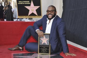 Tyler Perry strahlt auf dem Hollywood Walk of Fame.