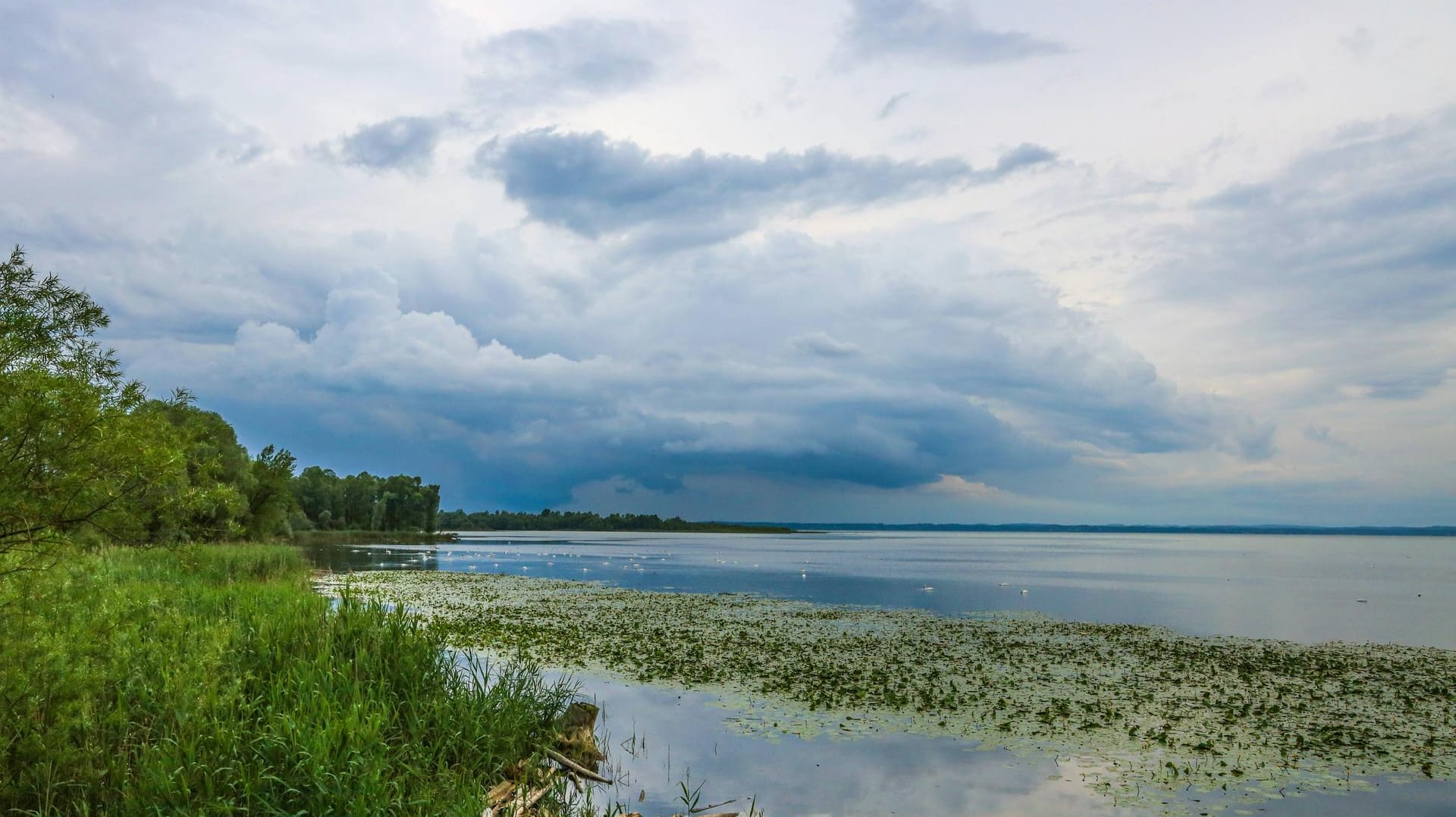 Aufziehende Gewitterfront über dem Chiemsee in Bayern: Wie wird das Wetter am Feiertag?