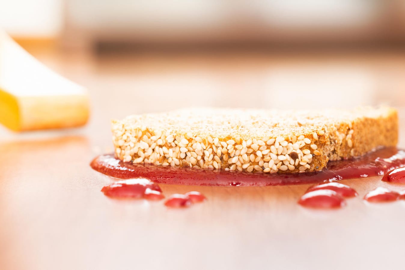 Marmeladebrot auf dem Boden: Im Experiment ließ der Experte Lebensmittel drei und 30 Sekunden auf Flächen liegen und überprüfte die Vermehrung von Bakterien.