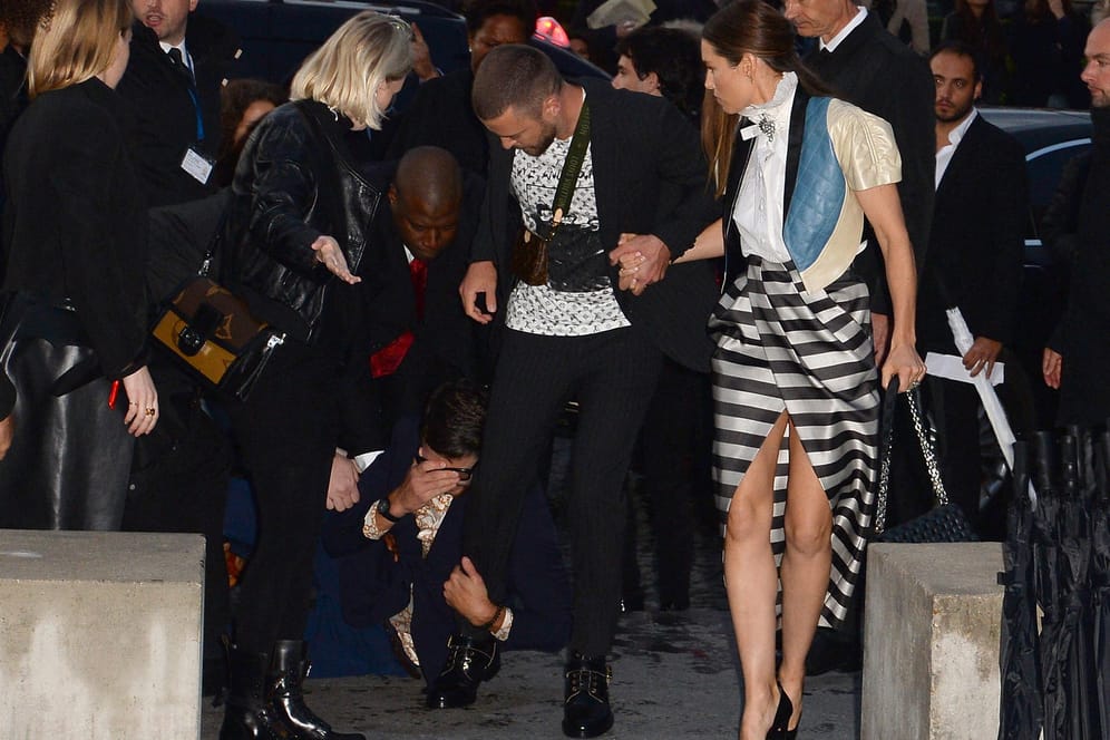 Justin Timberlake stolpert: Mit der linken Hand stützt er sich bei Jessica Biel ab.