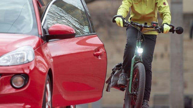 Alptraum Dooring-Unfall: Solche brenzligen Situationen haben schon viele Radfahrer erlebt. Alptraum Dooring-Unfall: Solche brenzligen Situationen haben schon viele Radfahrer erlebt.