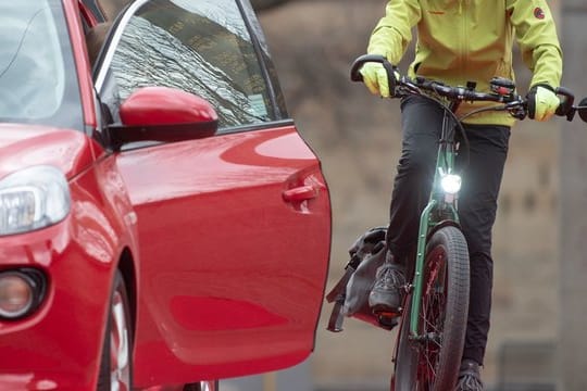 Alptraum Dooring-Unfall: Solche brenzligen Situationen haben schon viele Radfahrer erlebt.
