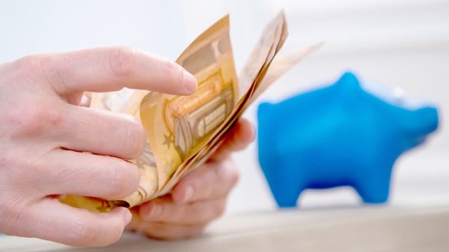 Wie viel Geld steht mir zu? Banken dürfen die Verzinsung für Sparverträge nicht einfach so ändern - dafür gibt es Regeln. Wie viel Geld steht mir zu? Banken dürfen die Verzinsung für Sparverträge nicht einfach so ändern - dafür gibt es Regeln.