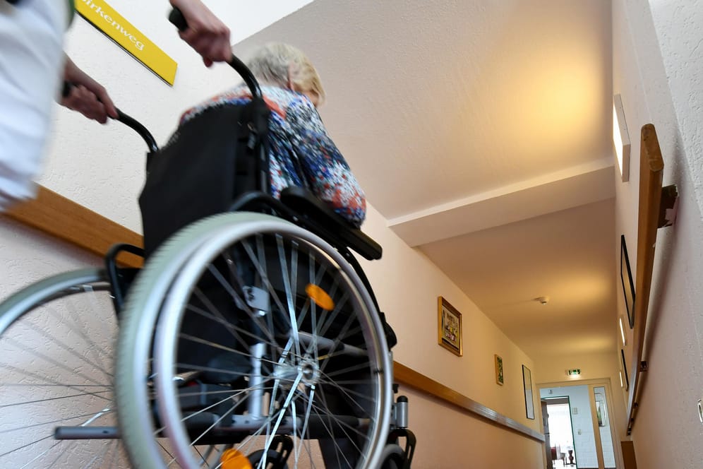 Eine Pflegerin schiebt eine ältere Dame im Rollstuhl: Zehntausende Pflegebedürftige in Deutschlands Heimen werden Opfer mangelhafter Betreuung.